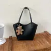 Nova Bolsa Tote Retrô Feminina de Grande Capacidade Bolsa de Ombro Fashion Simples Versátil Bolsa de Mão para o Dia a Dia Bolsa Feminina Pingente
