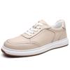 Zapatos de hombre de piel de vaca de primera capa, primavera 2025, nuevos zapatos de tabla de suela blanda de cuero transpirable blanco, zapatos deportivos ligeros y versátiles