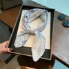 2025 Nuevo Pañuelo de Seda con Flor de Rosa Pañuelo Cuadrado Pañuelo para el Cabello Diadema Elegante Diadema Cuadrado Pequeño Venta al por Mayor de Alta Gama Flor de Rosa