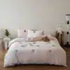 Novo Conjunto de Quatro Peças de Roupa de Cama de Algodão de Fibra Longa 100S Estampado de Desenho Animado para Primavera e Verão Lençóis de Cama Capa de Colcha Roupa de Cama Toalha Infantil Conjunto de Quatro Peças Bordado