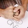 E-commerce transfronterizo anillo de acero de titanio bicolor oro negro caliente personalidad superficie cepillada anillo para hombre y mujer ventas directas de fábrica