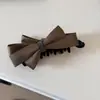 Presilha de Cabelo Borboleta de Tecido com um Toque Elegante e Sofisticado para a Parte de Trás da Cabeça, Adequada para Rabos de Cavalo, Pinça de Cabelo Vertical, Acessório de Cabelo com Design de Nicho da Moda para Mulheres