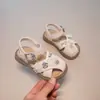 Sandálias fechadas para meninas com laço para uso externo, novo modelo 2026, sandálias de princesa de verão para praia de meninas com strass