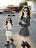 Conjunto de punto estilo preppy para niñas, otoño 2026, para niños mayores, con un cárdigan de cuello falso y una falda plisada, un conjunto de dos piezas de moda