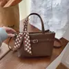 Bolsa Quadrada Pequena de Seda com Textura de Alto Padrão, Moda de Nicho, para Mulheres, Novo Estilo Outono/Inverno 2025, Bolsa Transversal Simples Retro