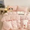 Conjunto de cama de quatro peças em veludo de leite com gravação INS lençol de cama com trama waffle Classe A capa de edredom em veludo coral saia de cama têxteis para o lar conjunto de cama de três peças