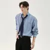 Camisa Listrada Azul de Corte Amplo e Manga Longa para Homem, Novo Estilo Primavera e Outono, Design Único com Gravata Removível, Camisa com Padrão de Árvores