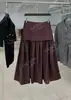 Yuran 26 Nuevo Modelo de Principios de Primavera, Vestido Negro Pequeño Abullonado de Doble Capa con Capa de Nailon Brillante de Micro-Crepé con Plisados
