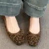 Sapatos Rasos Estampados de Leopardo Femininos 2026 Novo Retro Francês Laço Boca Rasa Versátil Confortável Solado Macio Tendência Salto Quadrado