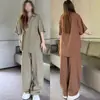 Diseño de Moda Casual Simple y Versátil con un Ambiente Perezoso y Relajado, Conjunto de Camisa de Manga Corta y Pantalón Largo de Color Sólido para Hombre de Nicho