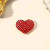 Versión Coreana de Broche Romántico Rojo de Amor con Pedrería Dulce de Niña Corazón Lleno de Diamantes Broche de Corazón de Melocotón Joyería Versátil Venta al por Mayor