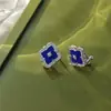 Moda Vintage Brati Aretes de Fritillaria Blanca Natural Hierba de Cuatro Hojas Hebilla de Oreja de Cruz para Mujer Accesorios Estilo Buchia