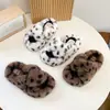 Novas pantufas de algodão infantis cruzadas com estampa de leopardo para outono e inverno de 2026, para uso interno e externo, com sola plana, para meninas, pantufas fofas combinando para casa e família