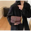 Bolsa Quadrada Pequena Retrô Bolsa de Axila Feminina Moda Outono 2025 Bolsa de Ombro de Nicho Bolsa Transversal para Trabalho e Dia a Dia