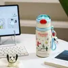 Botella de agua térmica Snoopy de acero inoxidable 316, diseñada para niñas, con un aspecto elegante, perfecta para que los estudiantes la usen en la escuela, cuenta con un asa para transportarla fácilmente y una tapa de tipo pop-up
