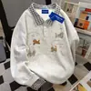 Sudadera Oversize Versátil de High Street Americana para Mujer Otoño/Invierno Sentido del Diseño Estampado de Dibujos Animados Solapa Parte Superior Falsa de Dos Piezas para Hombre