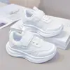 Zapatos para niñas, zapatillas deportivas de malla, nuevos modelos de primavera y otoño para niños mayores, zapatillas de correr transpirables de suela blanda, zapatos blancos escolares para niños