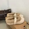 Sapatos peludos com bolinhas da moda para usar ao ar livre, nova coleção outono/inverno 2026, mules de bico fechado de algodão de alta qualidade, com sola reta e forro de fleece