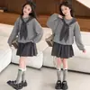 Conjunto de Roupa de Outono para Meninas 2026 Novo Fashionável Cinza Moletom de Manga Longa e Saia de Lã Conjunto de Duas Peças para Crianças Mais Velhas