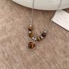 Collar de Cuero con Cuentas Ojo de Tigre para Mujer Otoño e Invierno Retro Lujo Ligero Nicho Más Fácil de Combinar Cadena para Suéter Maillard Tendencia