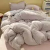 Conjunto de quatro peças de inverno estilo girly em lã de cordeiro com pompons grandes, lençol de leite espessado Classe A, capa de edredom e lençol de baixo macio