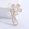 Broche de flor de concha tridimensional elegante estilo coreano temperamento de alta gama accesorios de pin para hebilla de bufanda de seda anti-luz