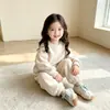 Conjunto Infantil 2026 Outono Novo Estilo Coreano Fashionável Versão Branca Moletom e Calça de Moletom Customizáveis Elástico Doce Conjunto de Duas Peças