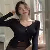 Top de punto blanco para mujer, imitación de dos piezas, manga larga, hombros descubiertos, corte ajustado, longitud corta, elegante y seductor, camiseta básica