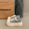 Zapatos Blancos Versátiles de Gama Alta Suela Gruesa Aumentadores de Altura Zapatos de Lona para Mujer Otoño 2026 Estilo Nuevo Súper Caliente Cabeza Grande Zapatos Deportivos Casuales