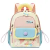 Nova Bolsa Infantil 2025 Mochila Pequena Fofa Color Block Fashionable de Alto Valor Mochila para Meninos e Meninas do Jardim de Infância Comércio Exterior