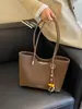 Bolso de mujer de color liso retro de nicho 2026 nueva versión coreana bolso tote simple casual de gran capacidad para el hombro de uso diario