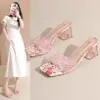 Estilo hada floral hermosas elegantes transparentes chanclas perezosas slip-ons tacón grueso sandalias de dos vías 2026 estilo nuevo