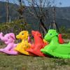 Caballo mecedor de animales Caballo de Troya de plástico engrosado Caballo mecedor de jardín de infantes Juguete pequeño para niños Caballo mecedor monocolor de una sola pieza