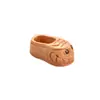 Suministro de fábrica zapatos cabeza de tigre de madera de durazno zapatos bordados paso a paso Wang zapatos pequeños pulsera de pasos arreglo de pequeños accesorios cabello humano