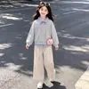 Conjunto de moda de primavera y otoño para niñas: un top elegante con solapa y diseño de patchwork, creando un look de dos piezas falso, combinado con pantalones casuales versátiles y modernos - un conjunto de dos piezas