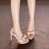 2026 Verão Novo Laço Camurça Preta Uma Tira Salto Alto Feminino Salto Agulha Sexy Absolutamente Lindo Sandálias de Bico Aberto
