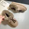 Invierno 2026 Nuevo Peluche Pollito Amarillo Botas de Nieve Amarillas Mujer Suela Plana Borlas Gamuza Cálidas Botas de Nieve Caña Corta Botas de Algodón