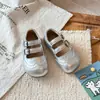 Sapatos de Princesa para Meninas Pequenas 2026 Nova Coleção Primavera/Outono Sapatos Pequenos de Couro para Palco Estilo Britânico para Bebê Esculpido Boca Rasa Estilo Coreano Sapatos Individuais Modernos