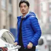 Nueva chaqueta ligera de algodón y seda para otoño e invierno para hombre, top corto casual de negocios con capucha y cuello alto, abrigo de algodón cálido para hombre