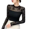 Camiseta de moda de cuello redondo con costuras de malla, base de flores oscuras, manga larga, otoño y verano, nuevo encaje, suéter ajustado, top de mujer
