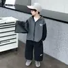 Conjunto Moderno para Niños de Primavera y Otoño: Chaleco para Niños, Chaqueta de Cuero, Conjunto de Tres Piezas, Modelo Nuevo 2026 Chaqueta con Capucha, Pantalones, Ropa de Moda
