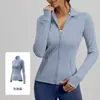 Chamarra deportiva para mujer color durazno con diseño de patchwork, cuello alto, efecto adelgazante y bolsillos, adecuada para fitness y yoga