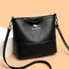 Bolsa Feminina 2026 Novo Estilo de Moda Couro Macio Alça Larga Bolsa Transversal Casual Leve Bolsa de Ombro Estilo Balde