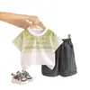 Ropa Nueva para Niños Estilo Ropa de Trabajo para Niños Pequeños, Lista para el Verano, Conjunto de Dos Piezas de Manga Corta con Letras Degradadas, Venta al por Menor de una Pieza