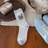 Meias fofas de gatinho em desenho animado para mulheres, meias de cano médio com combinação de cores azul e branco para outono e inverno, meias de pelúcia empilhadas, meias macias e adoráveis com blocos de cor para mulheres