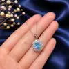 Producto de transmisión en vivo de alta gama y moderno: un conjunto de anillo y colgante de topacio azul simulado, que irradia lujo y elegancia, un accesorio versátil