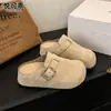 Sandálias de couro genuíno, super estilosas, com sola grossa, forradas de fleece, bico fechado, tipo slip-on para mulheres, estilo Birkenstock, nova coleção outono 2026, pantufas fofas de algodão