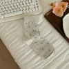Los calcetines florales suaves de otoño tienen un sentido de atmósfera, los calcetines versátiles de media pantorrilla sin costuras retro geniales estilo Miu son dulces
