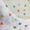 Algodão gaze dupla crepe cinco cores amor tecido estampado toalha de banho bebê roupas para casa roupas infantis pijamas tecido