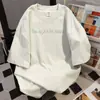 Camiseta Feminina de Manga Curta com Estampa de Graffiti e Letras, Design Nicho Retrô Americano, Verão 2025, Top Soltinho Casual